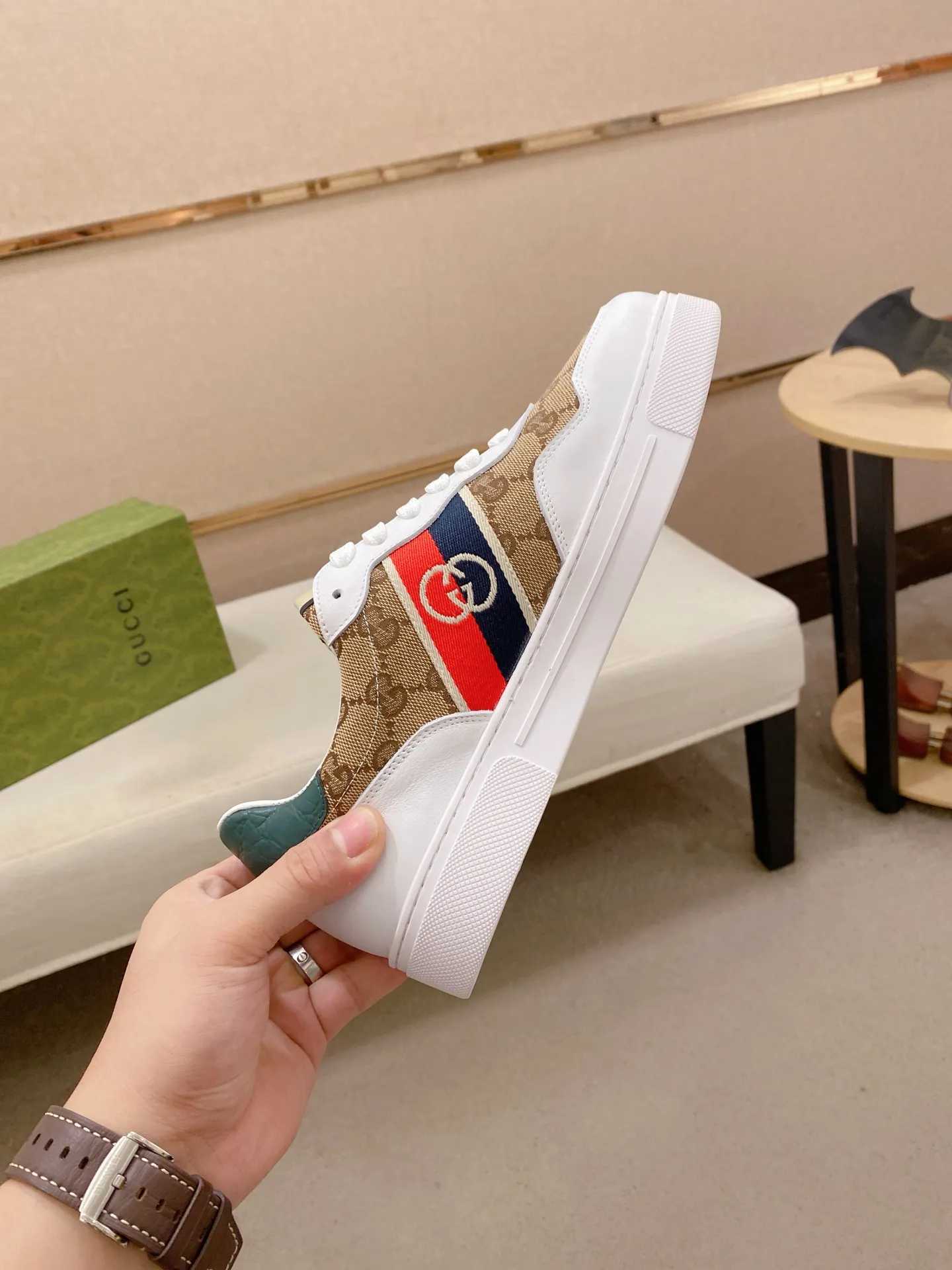 Factory price: 400💰 (GUCCI) The latest model from the official website 🎁🎁Casual and fashionable men's shoes👟, hot style💥The version is simple and elegant, exclusive for trendy men. Unique latest brand elements from the official website👑Original decoration, fashionable and generous, the fabric is original cowhide ✅Sheepskin lining, the official website specifies wear-resistant casual outsole, the classic model is taken in kind at the counter🎬38-44 (45 is not returned or exchanged when customized)